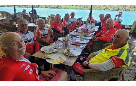 La Pédale Joyeuse en goguette dans le Luberon.